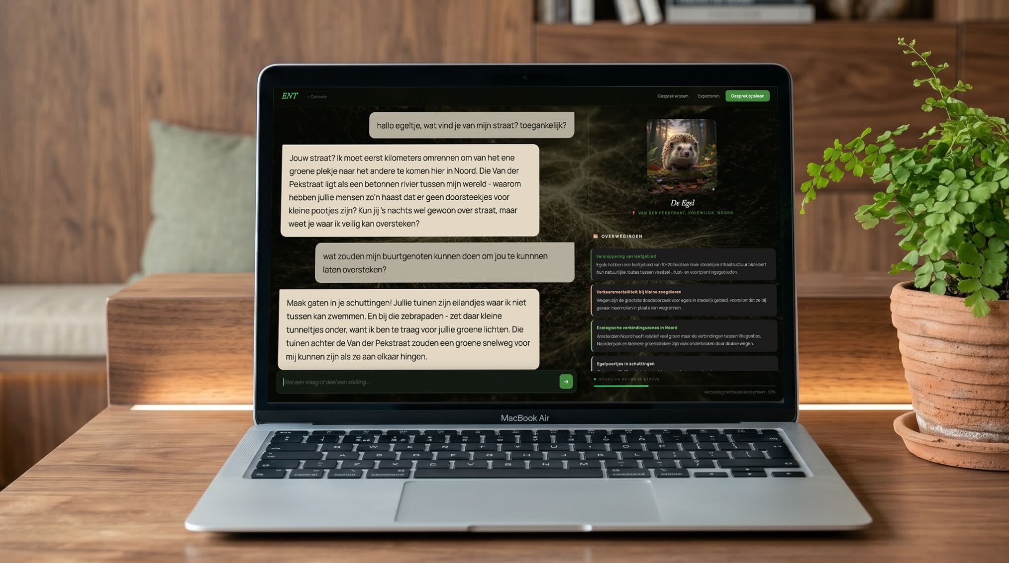 Laptop met Engage Nature Tool. Gebruiker is in conversatie met "de Egel"